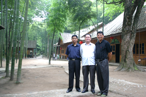 2006年与涂理征、刘高华在翠竹山庄合影